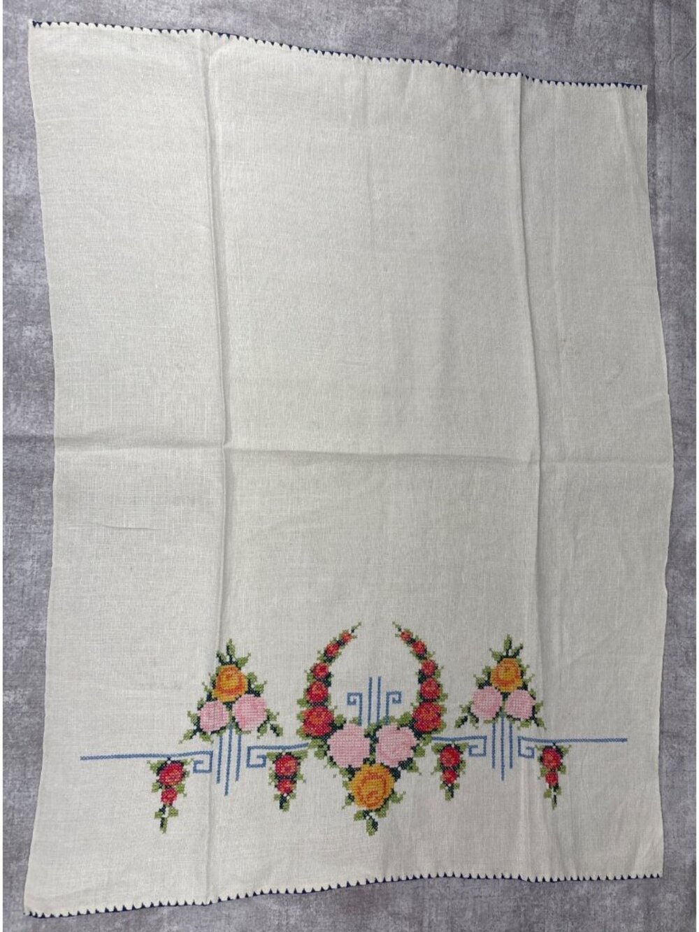 Embroidered Floral Linen Finger Towel Handmade 19" x 14" Delicate Stitching Vtg - Picture 3 of 10